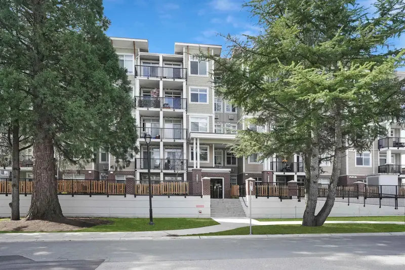 305 20686 EASTLEIGH CRESCENT - photo 1 of 7