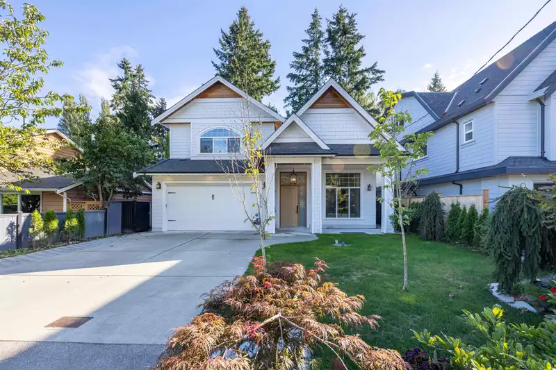 5724 16A AVENUE - photo 1 of 33
