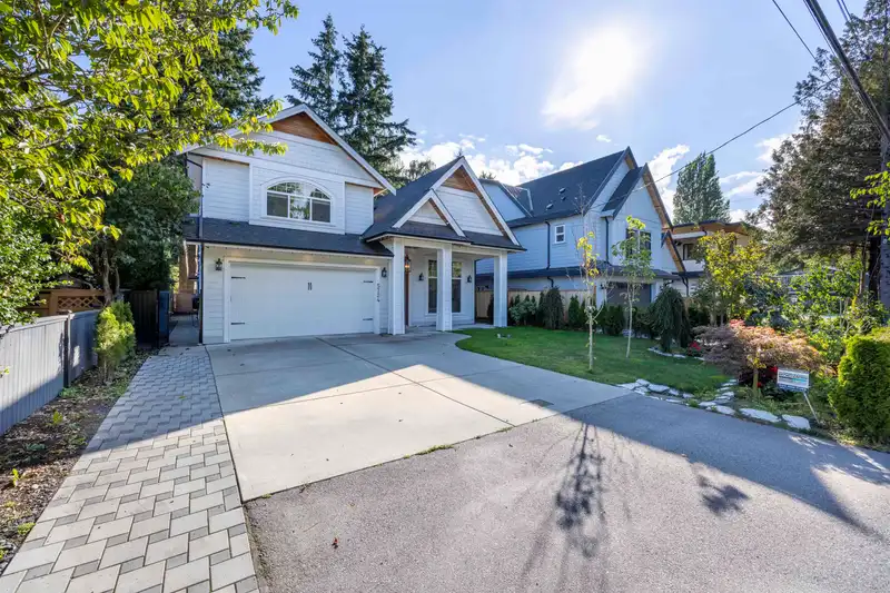 5724 16A AVENUE - photo 2 of 33