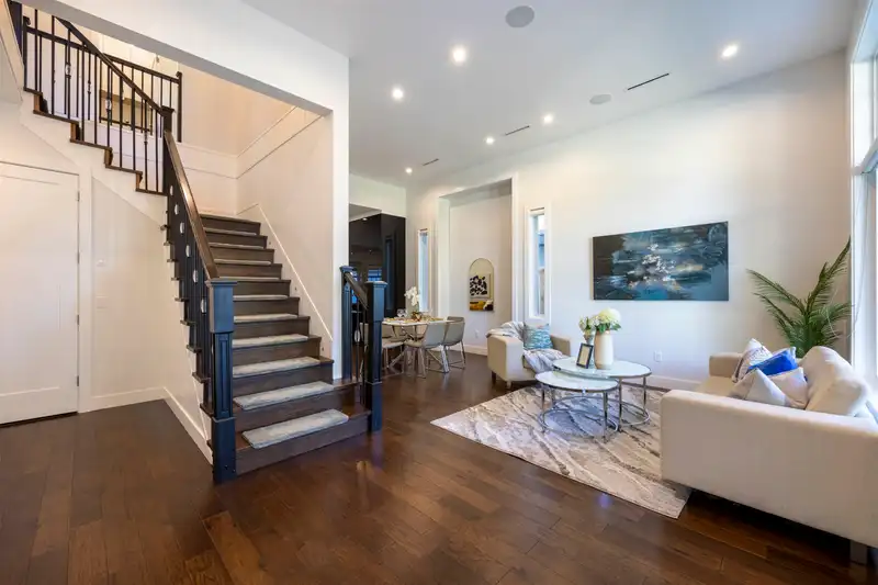 5724 16A AVENUE - photo 3 of 33