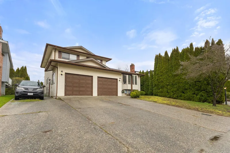 3778 NANAIMO CRESCENT - photo 2 of 25