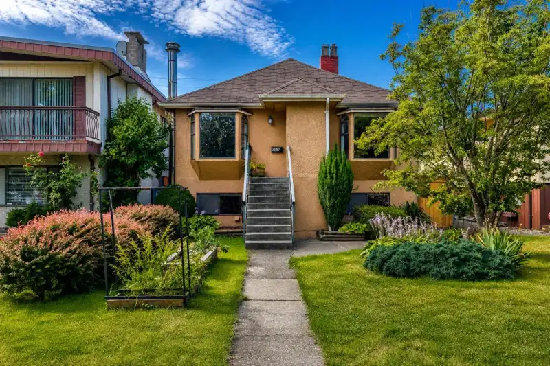 2576 PARKER STREET - photo 1 of 25