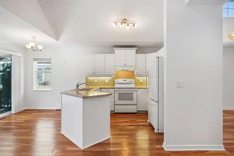 10 14877 33 AVENUE - photo 4 of 33