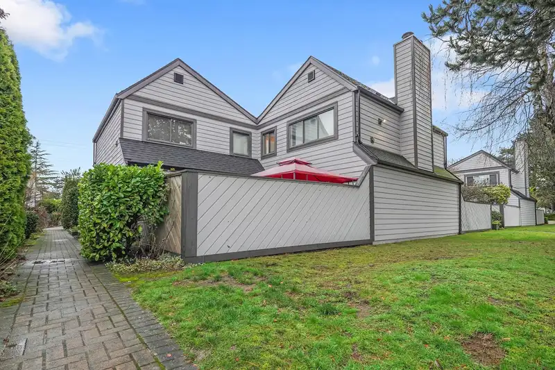 126 5421 10 AVENUE - photo 1 of 14