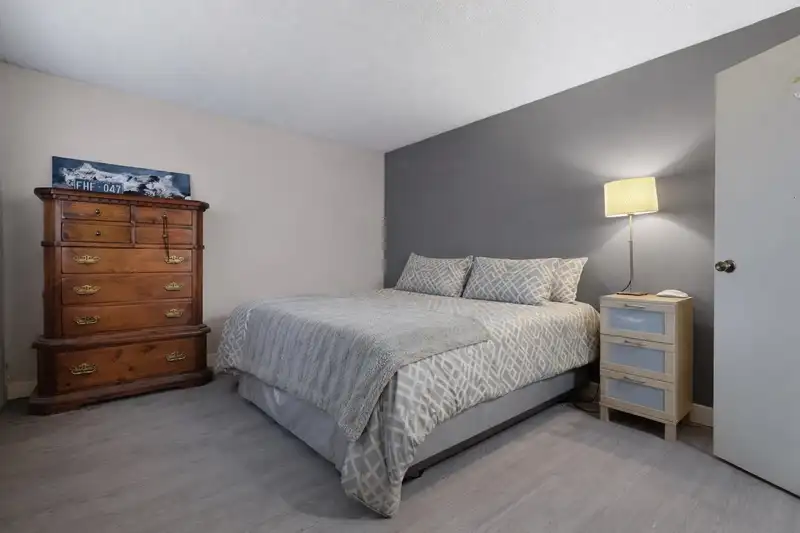 126 5421 10 AVENUE - photo 3 of 14
