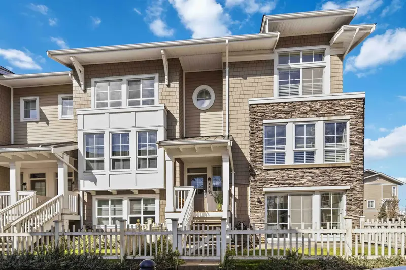 88 5551 ADMIRAL WAY - photo 1 of 25