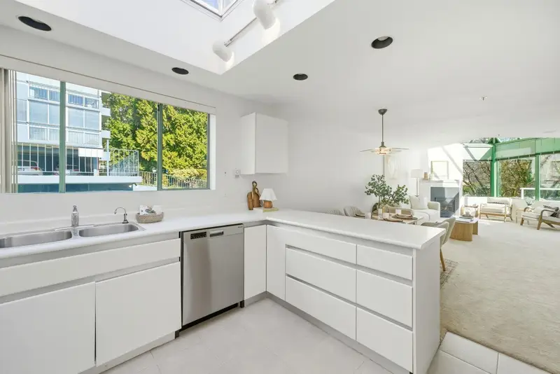 205 565 17TH STREET - photo 4 of 25