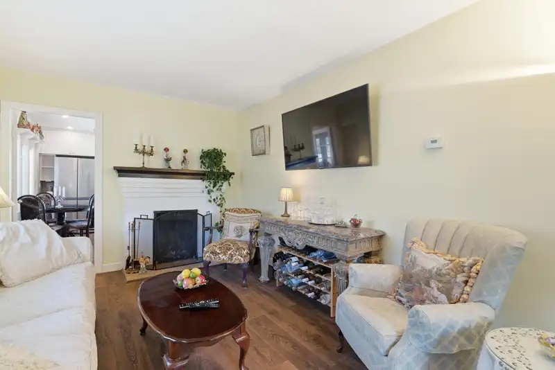 219 E 38TH AVENUE - photo 4 of 36