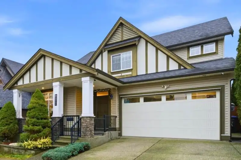 6060 145A STREET - photo 2 of 35