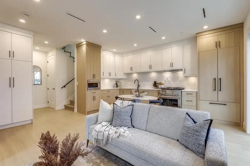 2 3695 E 26 AVENUE - photo 3 of 34