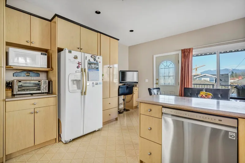 591 E 28TH AVENUE - photo 2 of 25