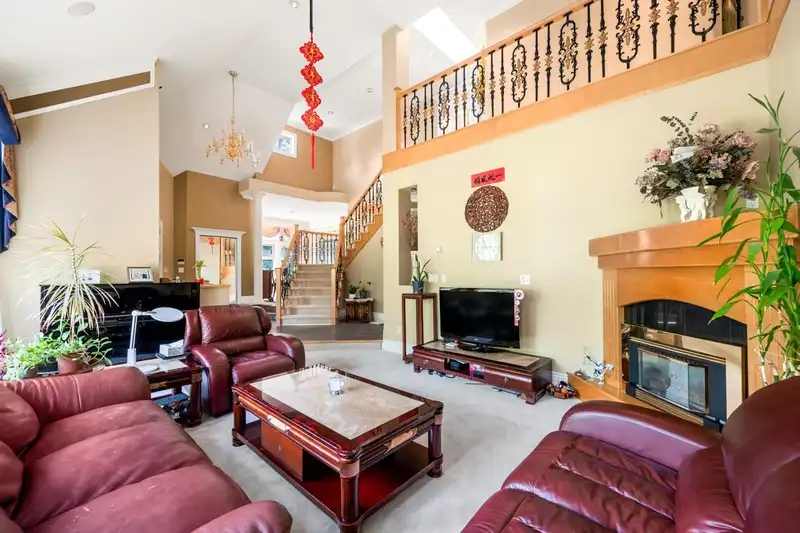 6561 MCKENZIE DRIVE - photo 4 of 39