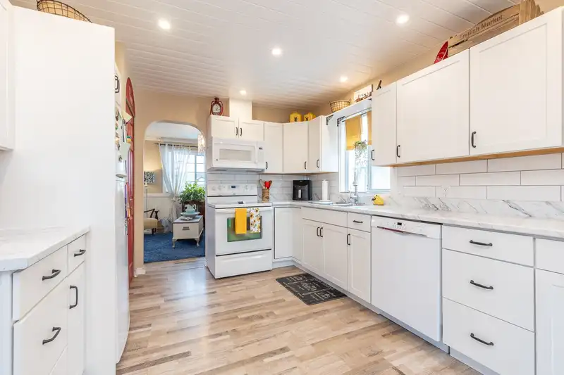 3029 CASSIAR AVENUE - photo 3 of 40