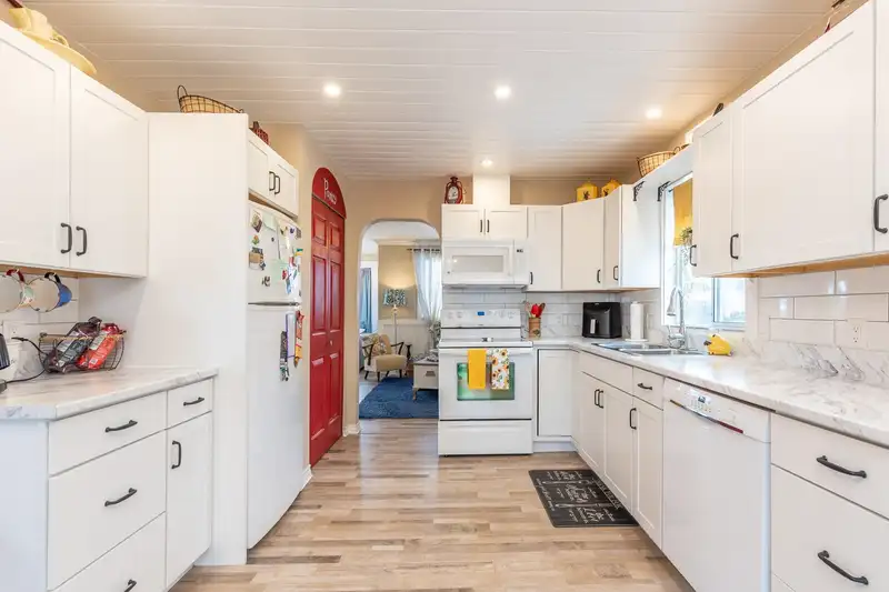 3029 CASSIAR AVENUE - photo 4 of 40