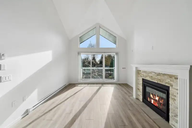 304 13911 70TH AVENUE - photo 2 of 33