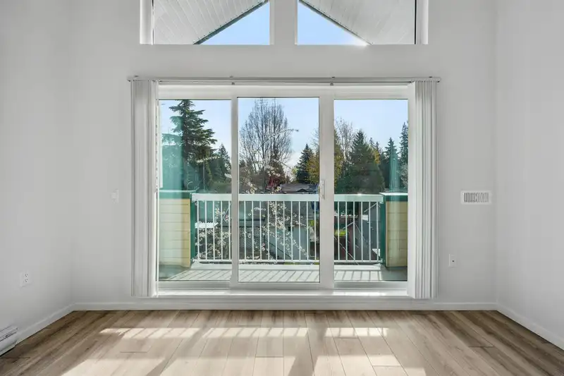 304 13911 70TH AVENUE - photo 3 of 33