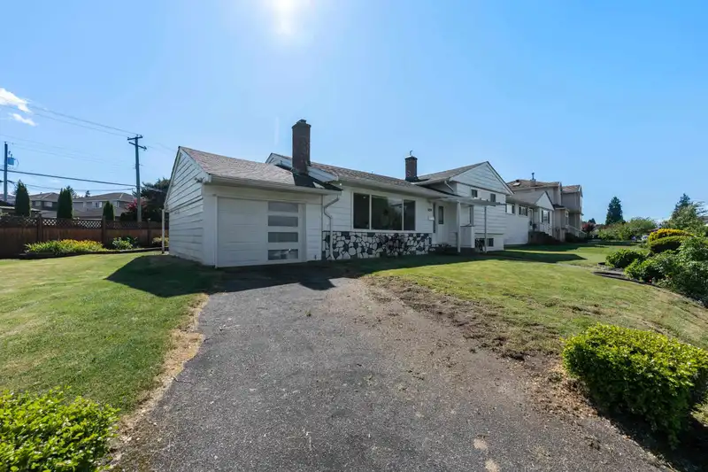 4194 CHERRYWOOD CRESCENT - photo 2 of 18