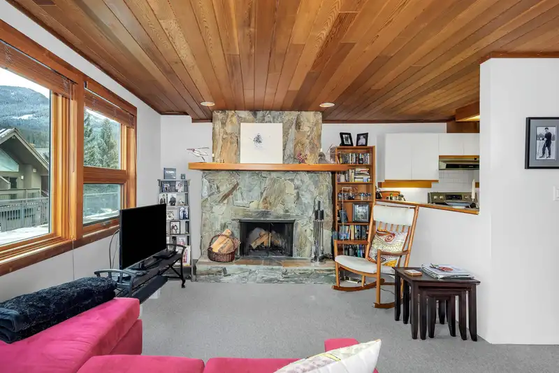 109 6117 EAGLE DRIVE - photo 3 of 27