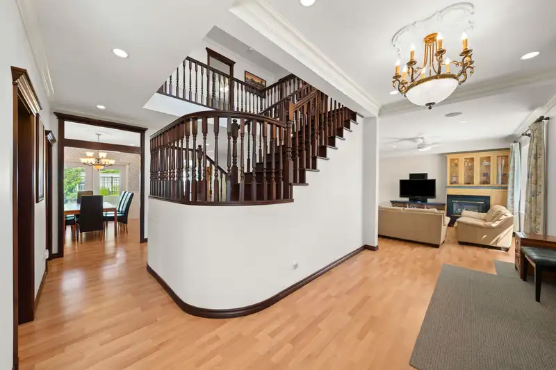 5713 EGLINTON STREET - photo 3 of 40