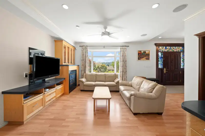 5713 EGLINTON STREET - photo 4 of 40