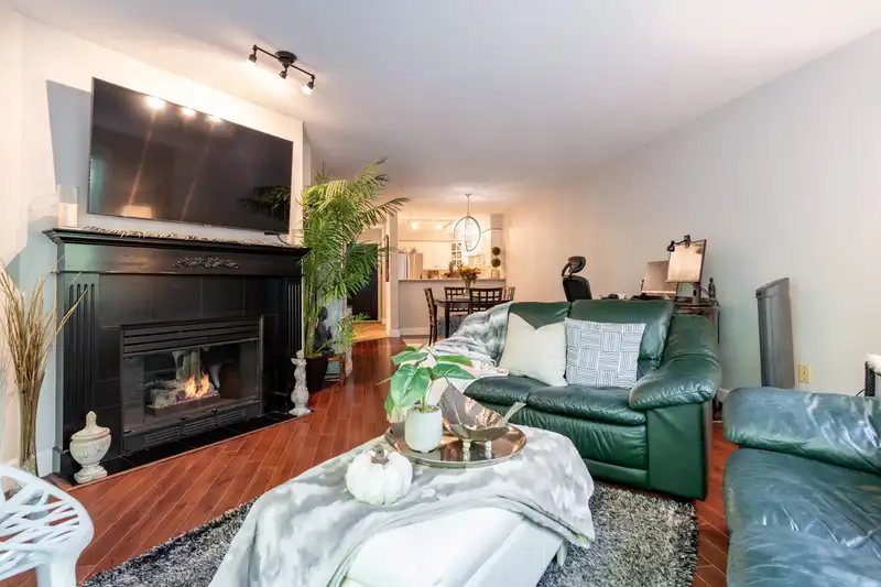 209 15342 20 AVENUE - photo 1 of 34