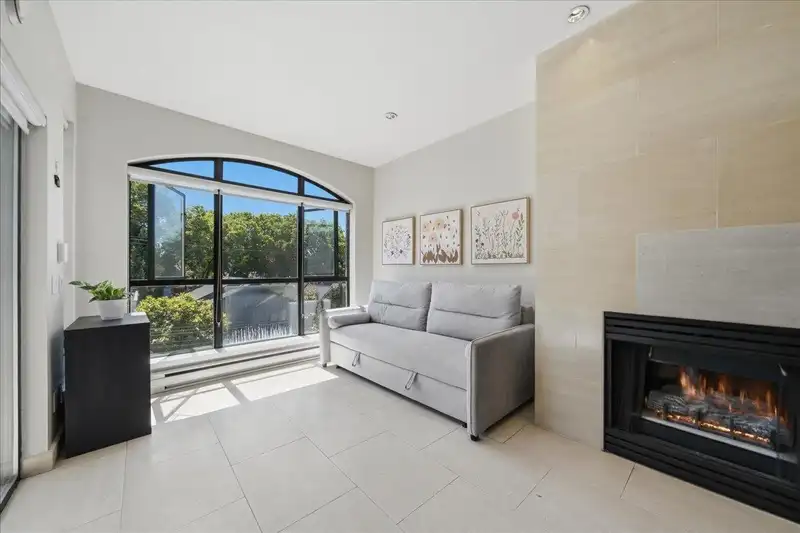 406 2130 W 12TH AVENUE - photo 3 of 32