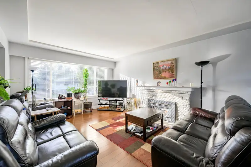 11181 90 AVENUE - photo 1 of 25