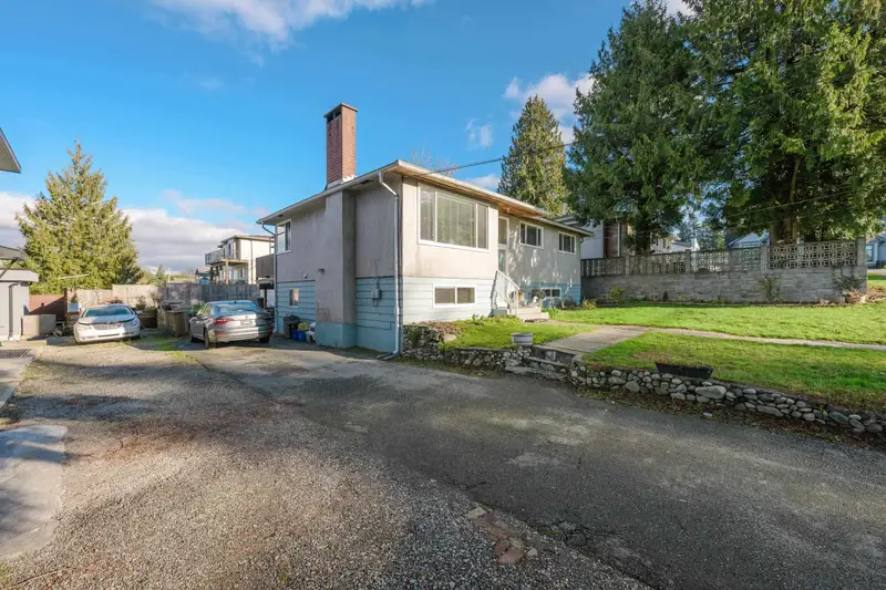 11181 90 AVENUE - photo 4 of 25