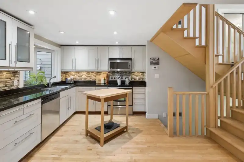 3 230 W 15TH STREET - photo 2 of 39