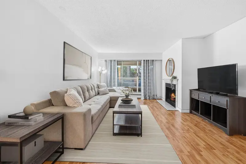 105 932 ROBINSON STREET - photo 2 of 23