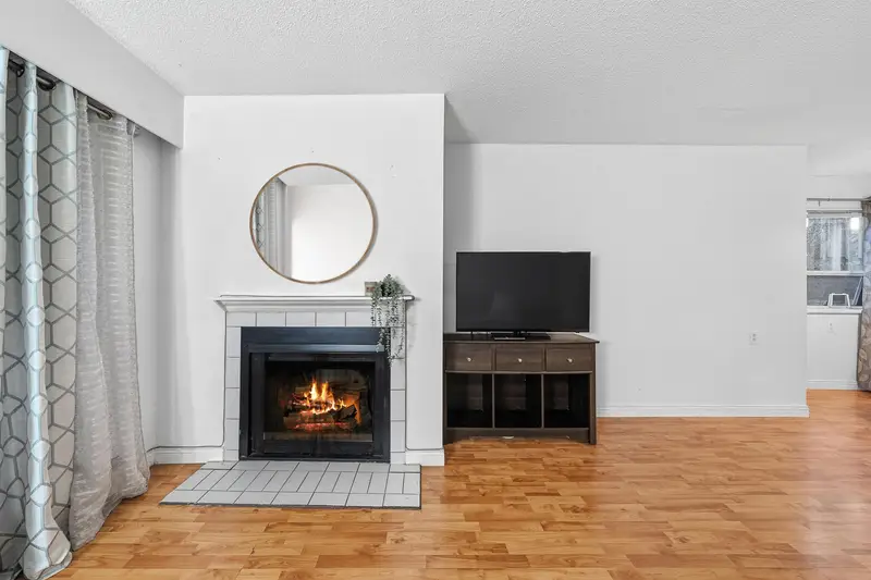 105 932 ROBINSON STREET - photo 4 of 23