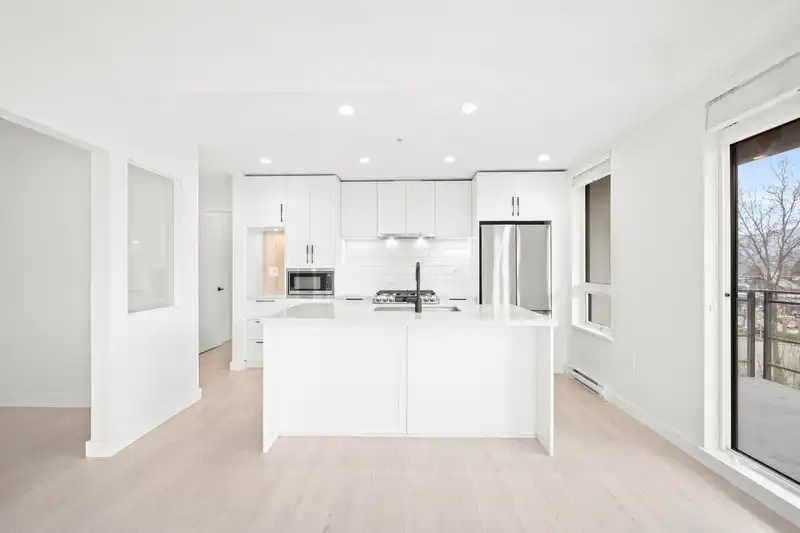 405 3038 ST GEORGE STREET - photo 4 of 39