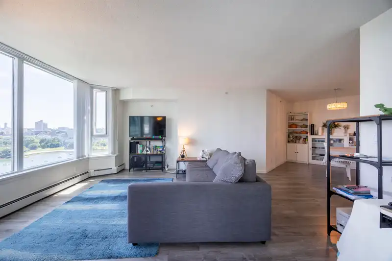 2505 388 DRAKE STREET - photo 3 of 16