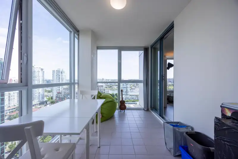 2505 388 DRAKE STREET - photo 4 of 16