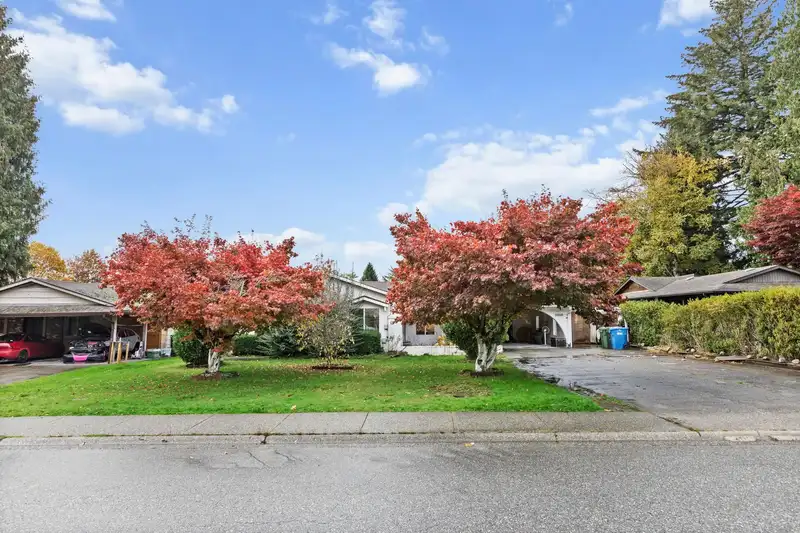 2535 CAMERON CRESCENT - photo 1 of 28