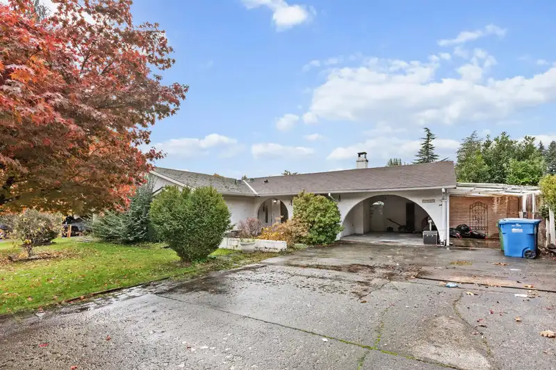 2535 CAMERON CRESCENT - photo 2 of 28
