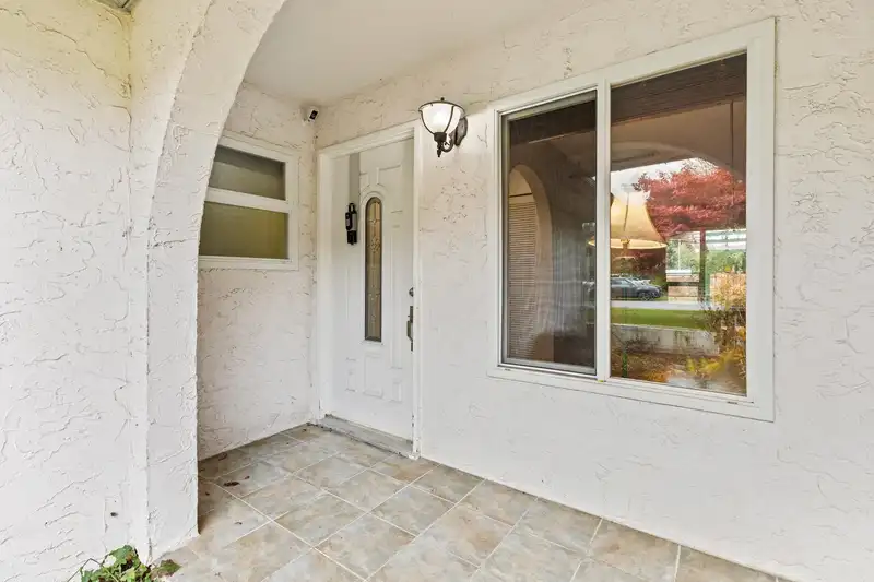 2535 CAMERON CRESCENT - photo 3 of 28