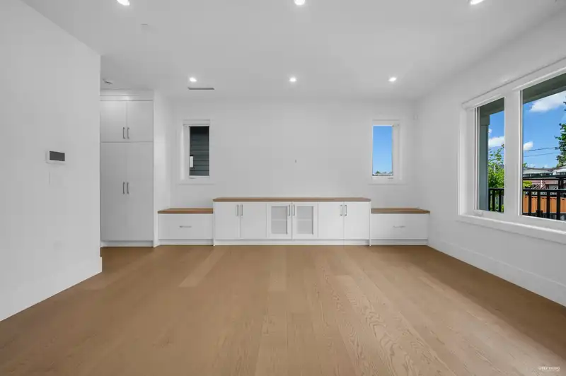 3673 E 48TH AVENUE - photo 4 of 33