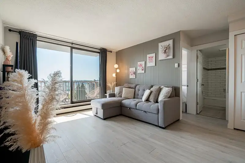 408 320 ROYAL AVENUE - photo 1 of 27
