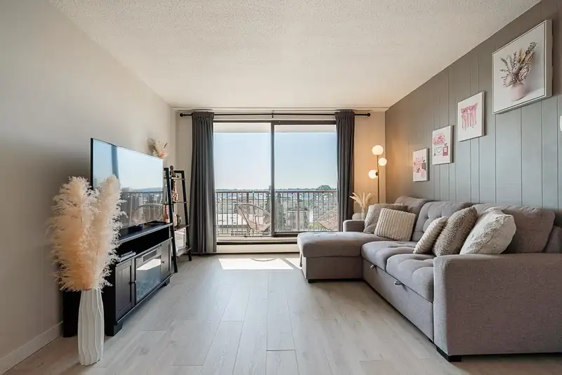 408 320 ROYAL AVENUE - photo 3 of 27