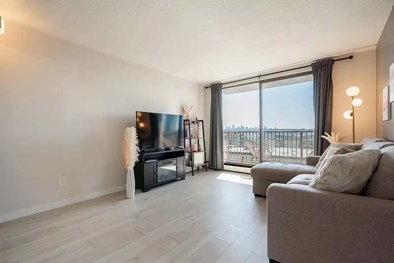 408 320 ROYAL AVENUE - photo 4 of 27
