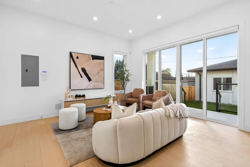 2 6933 PRINCE EDWARD STREET - photo 4 of 25