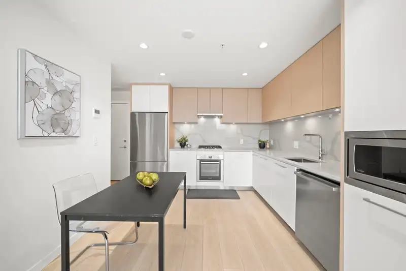 1307 567 CLARKE ROAD - photo 3 of 36