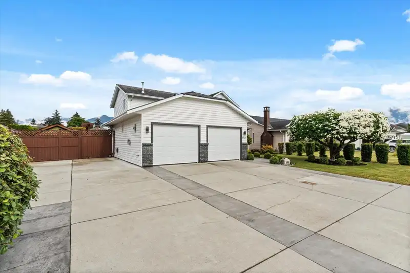 6914 GLENEDEN STREET - photo 3 of 40