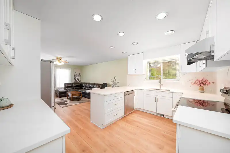 11 HARBOUR PLACE - photo 4 of 40