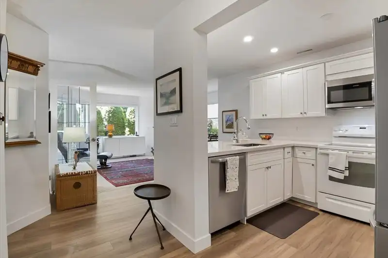 207 13959 16 AVENUE - photo 1 of 25