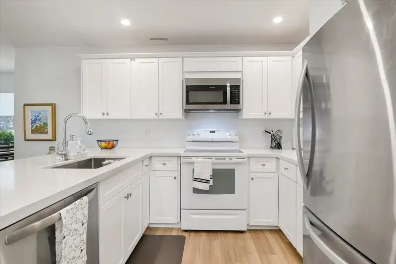 207 13959 16 AVENUE - photo 3 of 25