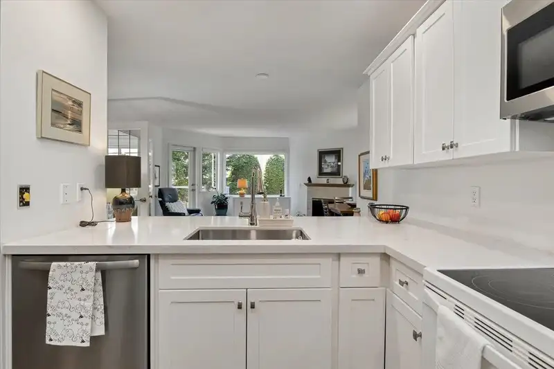 207 13959 16 AVENUE - photo 4 of 25