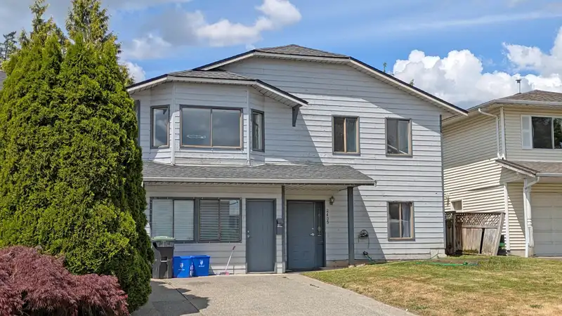 2405 WAYBURNE CRESCENT - photo 1 of 31