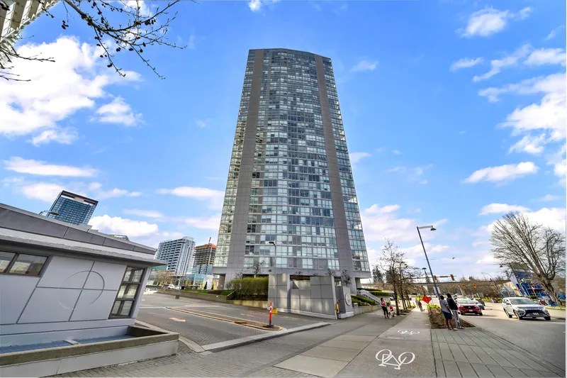 3306 13618 100 AVENUE - photo 1 of 21